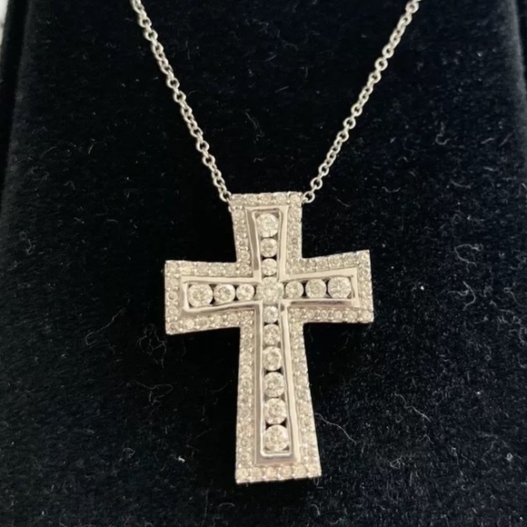 Jewelry - Beautiful 1 carat 14k diamond cross necklace